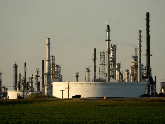 Image of an oil refinery