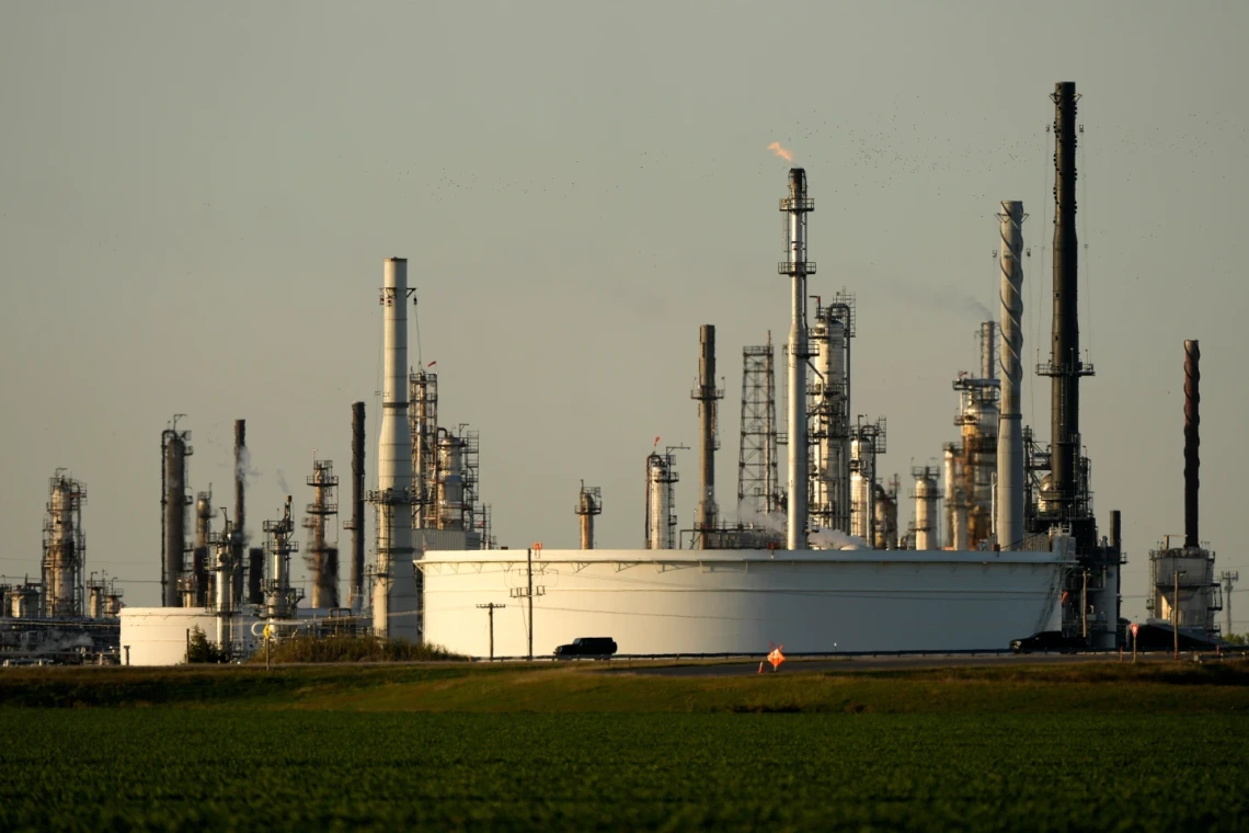 Image of an oil refinery